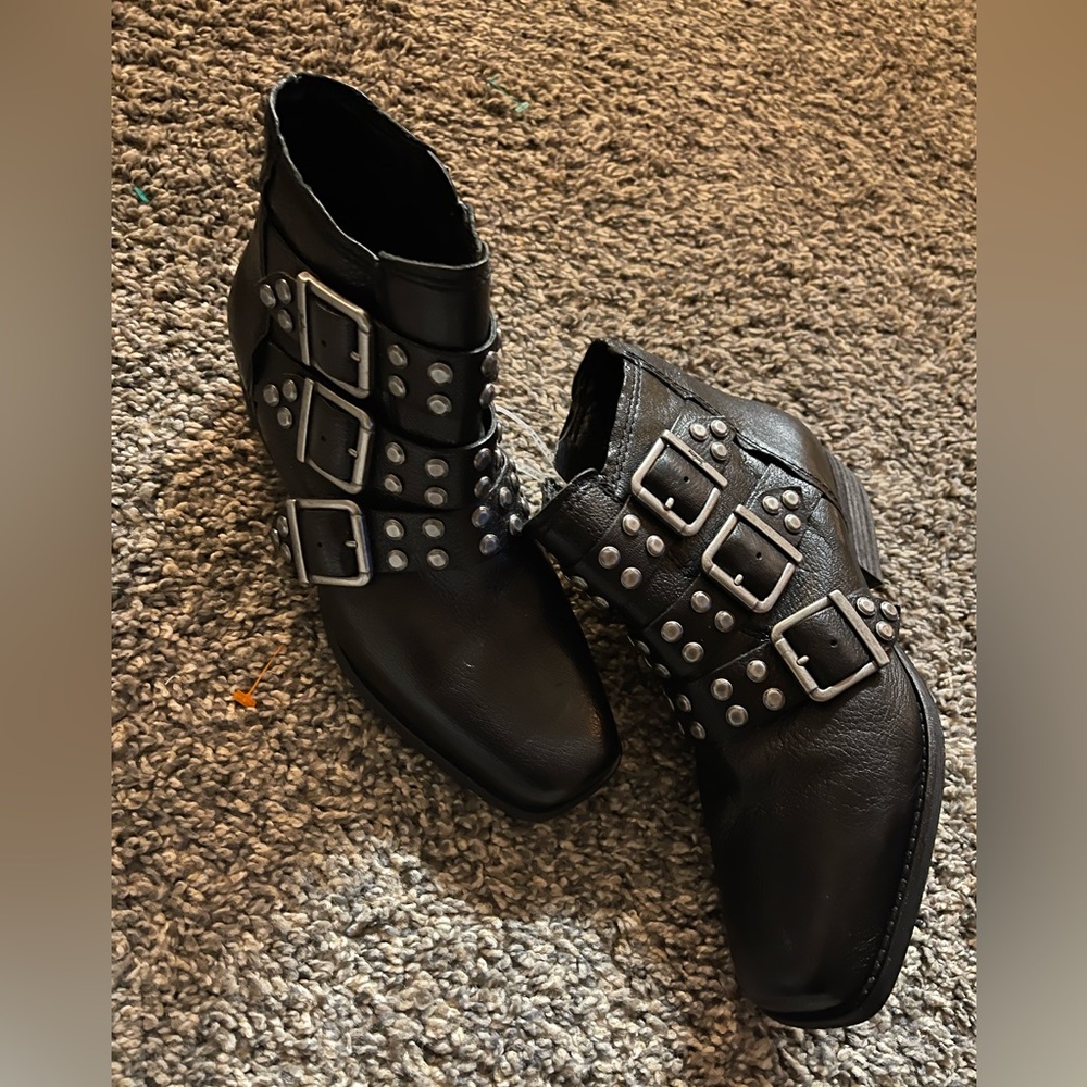 Zodiac Adele Leather Booties NWOT